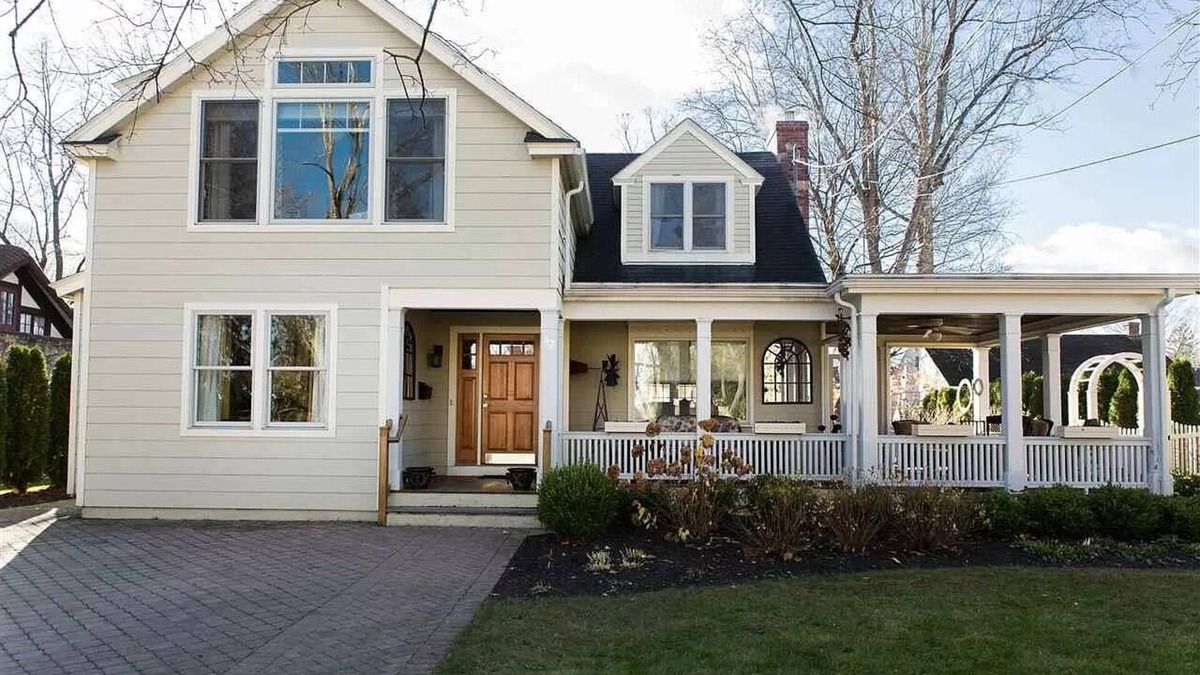 Saratoga Springs House | BELMONT WEEK RENTAL 1/4th mile from the track!
