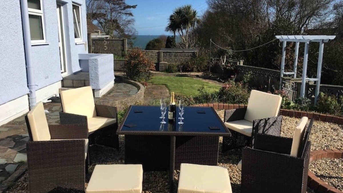 Benllech House | Benllech Sea View bungalow, Dog Friendly sleeps 6