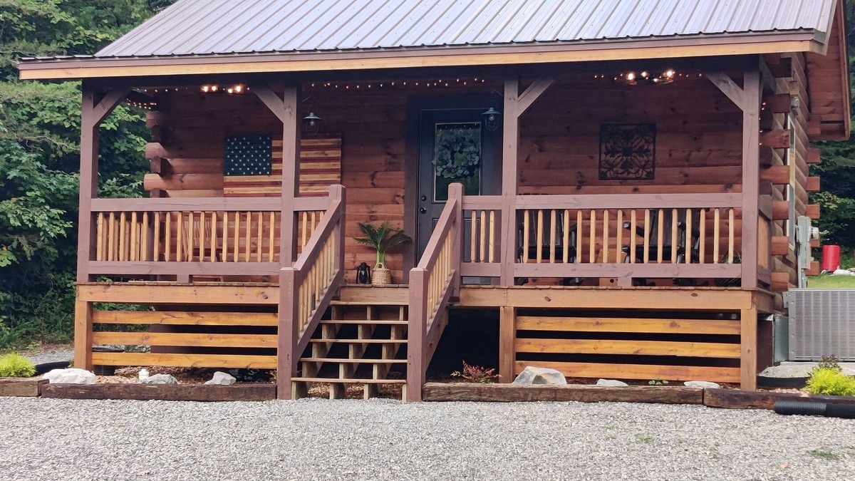 Whiteside Cabin | Bennett Lake Tiny Cabin