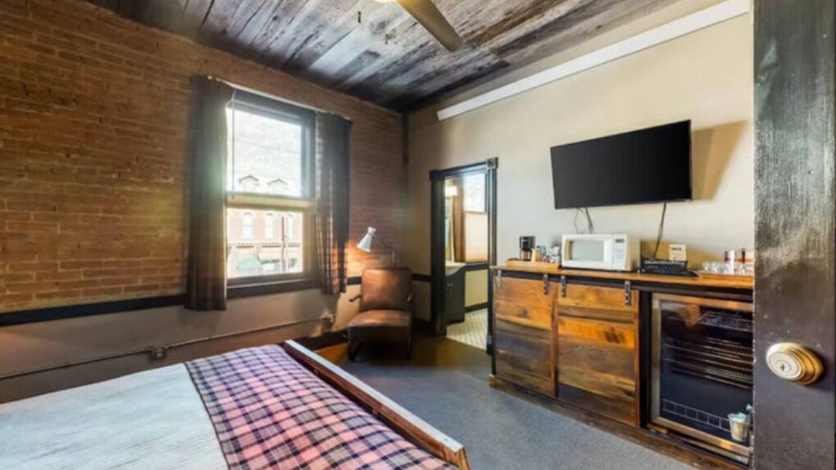 Silverton Hotel | Benson Lodge Room -2