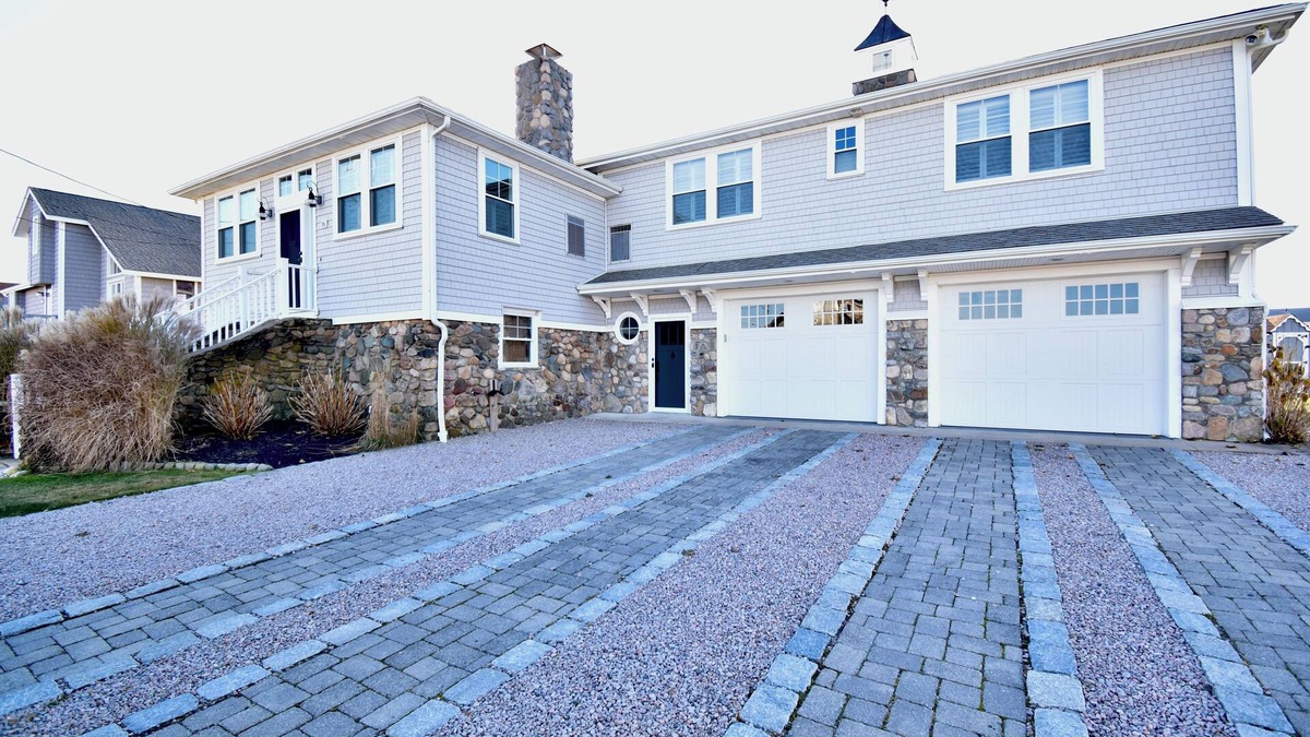 Misquamicut House | Benson - Walking Distance to the Beach!