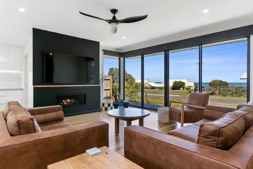 Apollo Bay House | Benswan at the Bay - Modern 5-bedroom Holiday Home