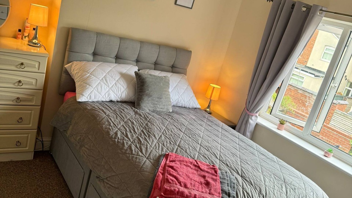 Crewe House | Bentley view,2 bedroom house, WiFi, private,secure bank garden,parking outside