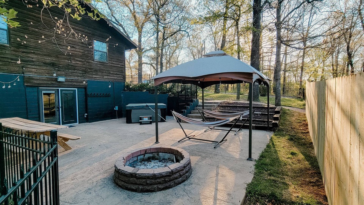 Bella Vista House | Bentonville Basecamp, 2 King beds, 7 seat Hot tub, 2 Car Garage