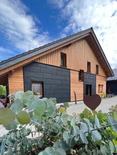 Breitenbrunn/Erzgeb. House | BergNest Ferienhäuser "Haus mit Herz"