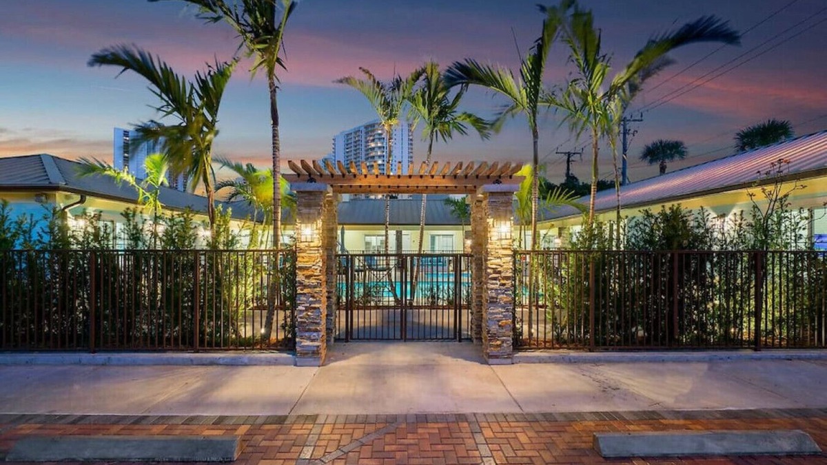 Singer Island Apartment | Bermuda Bungalows #6 🌴🏄‍♀️Quick Walk to Public Beach 🏊🩴Pool/Spa On-Site 🏖️🌅Downtown Singer Island 🌊😎Walk to Restuarants, Bars, Shops 🐬🌞Free On-Site Parking!
