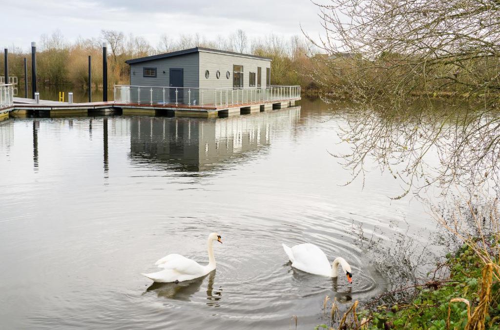 Upton upon Severn Resort | Berth 6 on Upton Lake, Upton-upon-Severn Home on Water