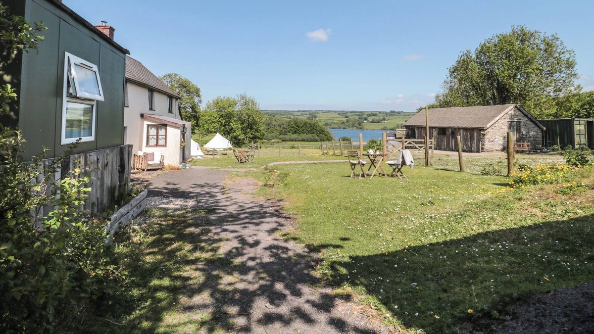Dulverton Cottage | BERTIES BOLTHOLE, romantic, with a garden in Dulverton