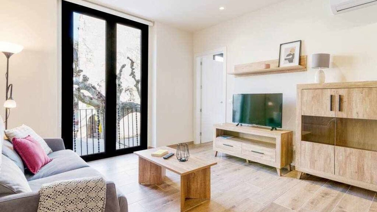Besalu Apartment | Besalu 1-1 Brand new apt with AC & views on square