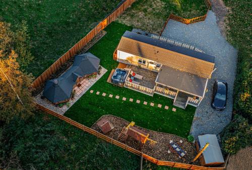 Pentney House | Bespoke Holiday Home With Private Pool And Hot Tub, Sleeps 8 Ref 34073P