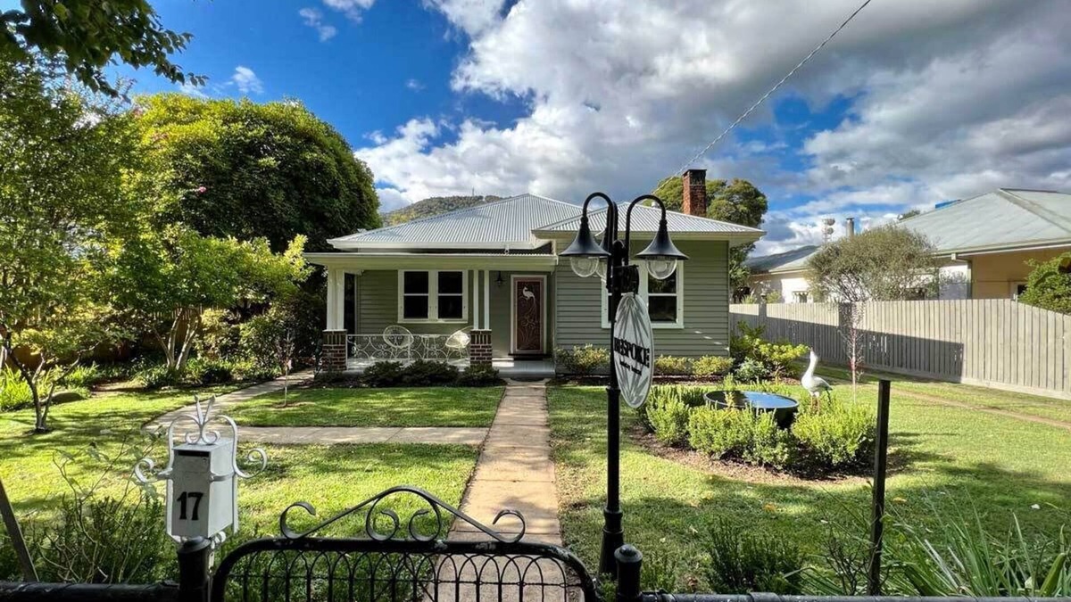 Bright House | Bespoke Holiday House. Central location on Delany Avenue in Bright. Dog friendly