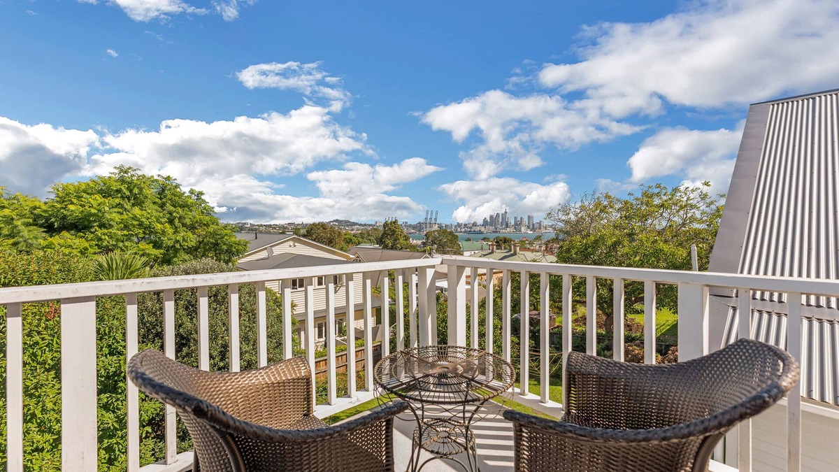 Devonport Apartment | Bespoke Stays - Merry Season Escape