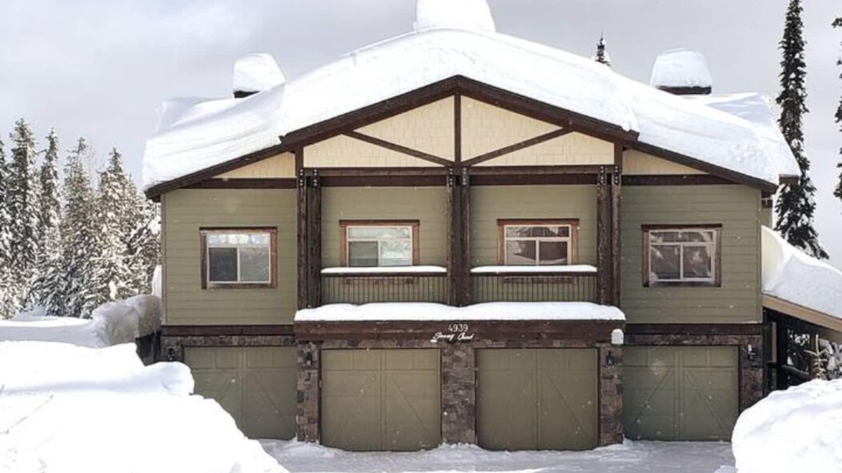 Snow Pine Estates Ski Chalet | Best 4-Bedroom Family-Friendly Ski-In/Ski-Out With Hot Tub on Big White