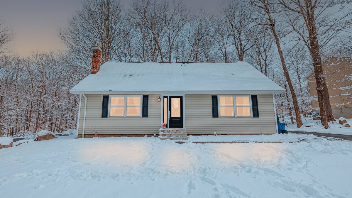 Tobyhanna House | 🍂Best Big lot🍂.PRiv. hot tub,king suite, g.room, fire p.Pool t.