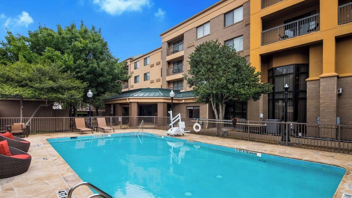 Richardson Hotel | Best for Unwinding! Near Cottonwood Park, Pool, FREE Parking, Pet-Friendly!