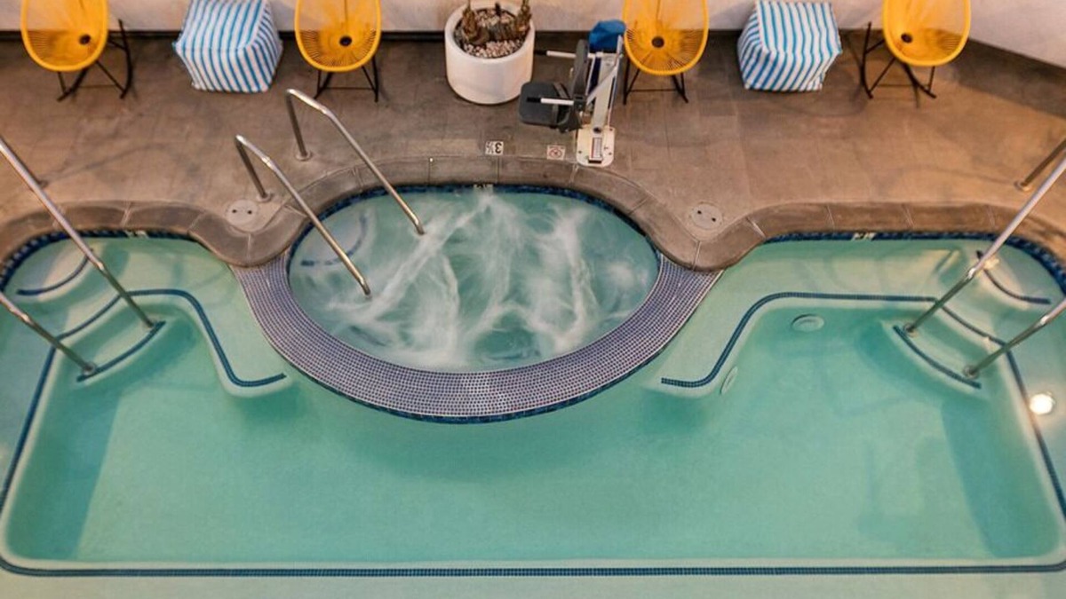 Venice Hotel | Best for Unwinding! Heated Pool with Jacuzzi, Quick Drive to Palisades Park!