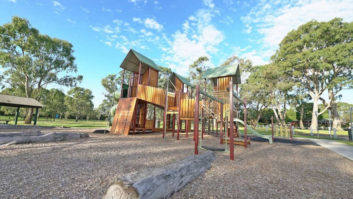 Endeavour Hills House | Best Location Entire House Huge parkland doorstep