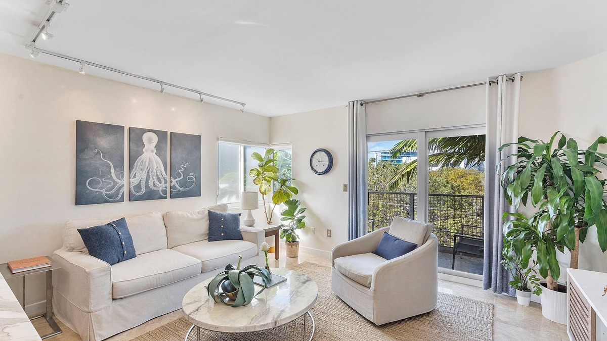 South Pointe Condo | BEST LOCATION 🏖️FAMILY FRIENDLY w BALCONY - 1 BLOCK to BEACH Parking & Laundry