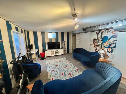 Martin Acres House | Best Location Fun 2 Living Rooms and Game Room