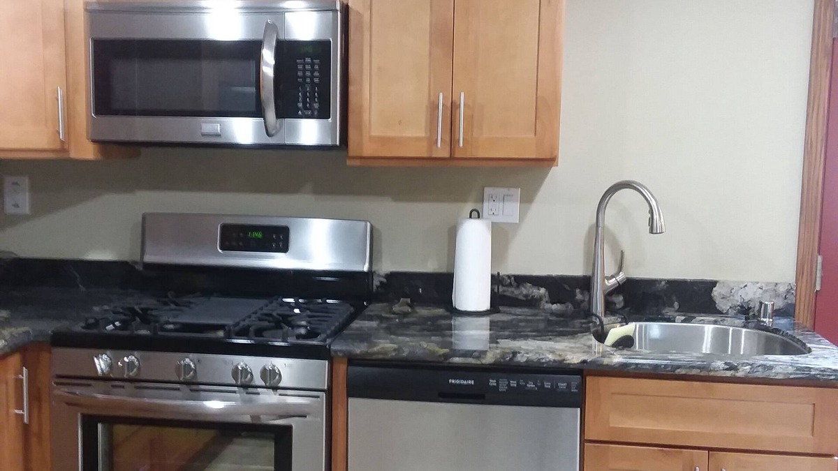 Des Moines House | Best location in Des Moines WA -Full kitchen, Strong Wi-Fi, Close to everything!