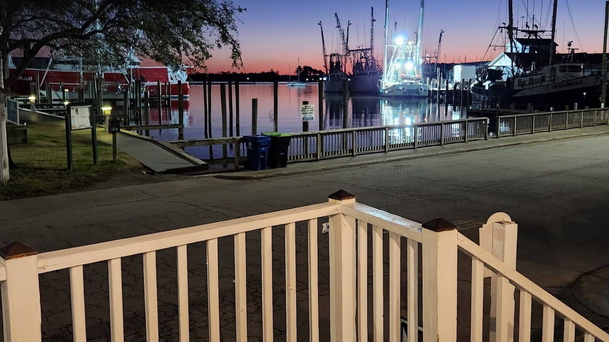 Oriental Apartment | Best Location in Oriental, NC! 2 Queens!