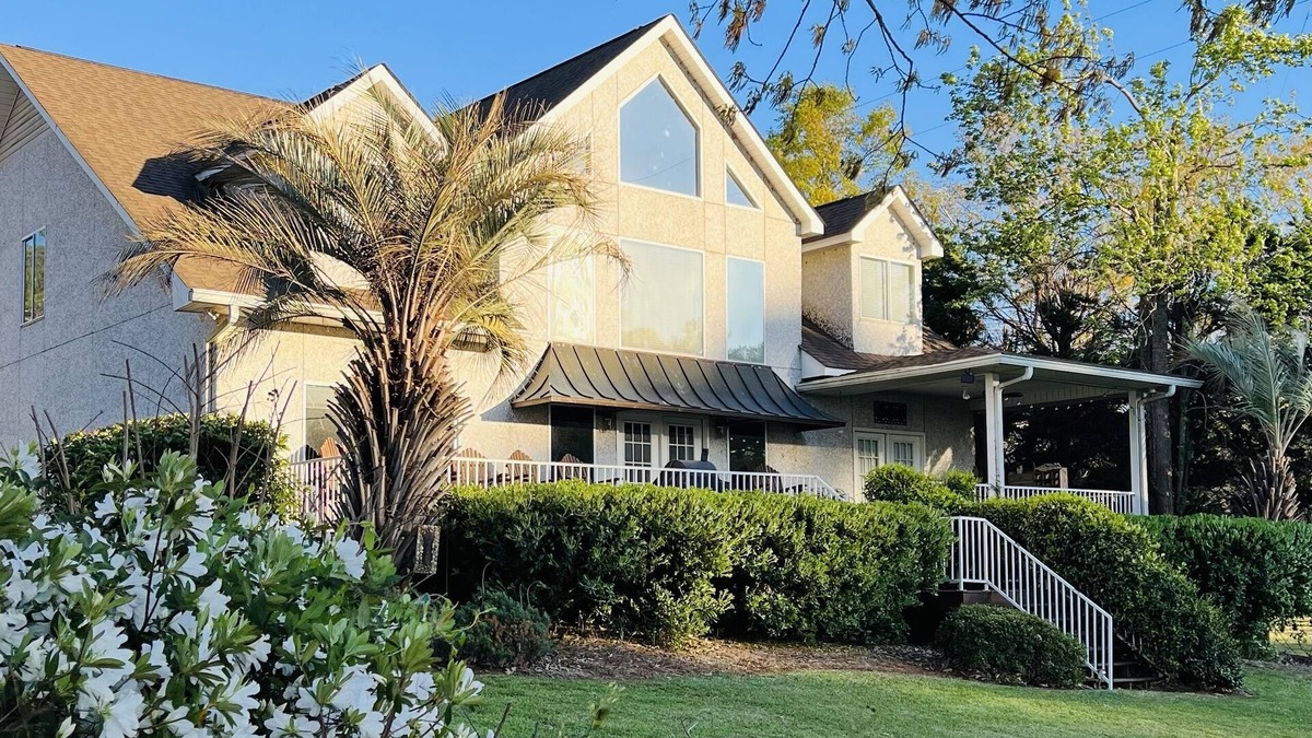 Milledgeville House | BEST Location, Luxury, Spacious, Kayaks, Fire Pit, Dock! Each BR HAS A BATHROOM!