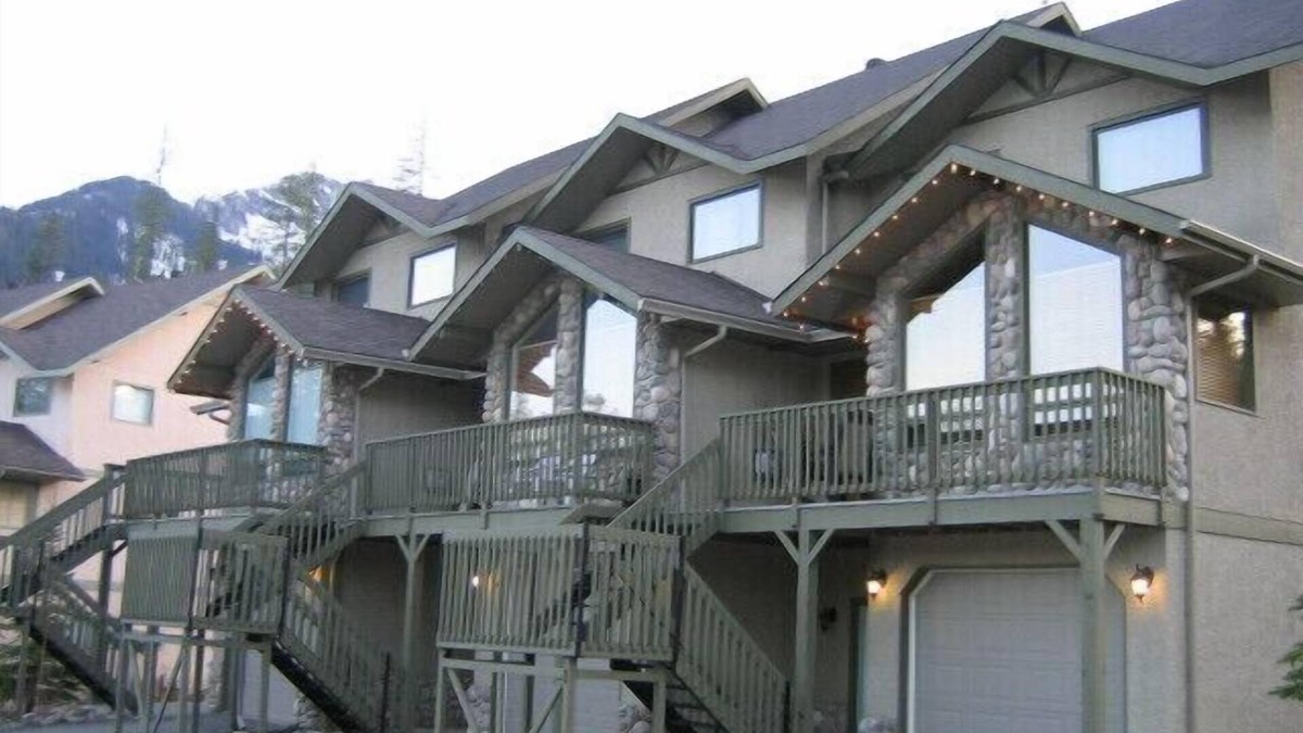East Kootenay Condo | Best location on the hill! True ski-in/ski-out Thunder Ridge Condos