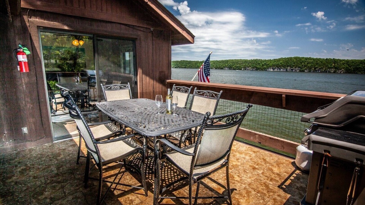 Osage Beach Condo | Best Main Channel View!3Br/3Bath Knolls condo w/FREE slip.Indoor & Outdoor pool