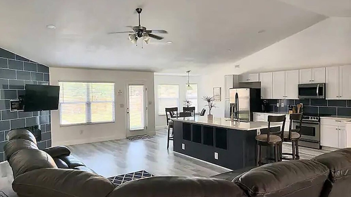 Northwest Pensacola House | Best of Both - A Tranquil Escape right off the Hwy