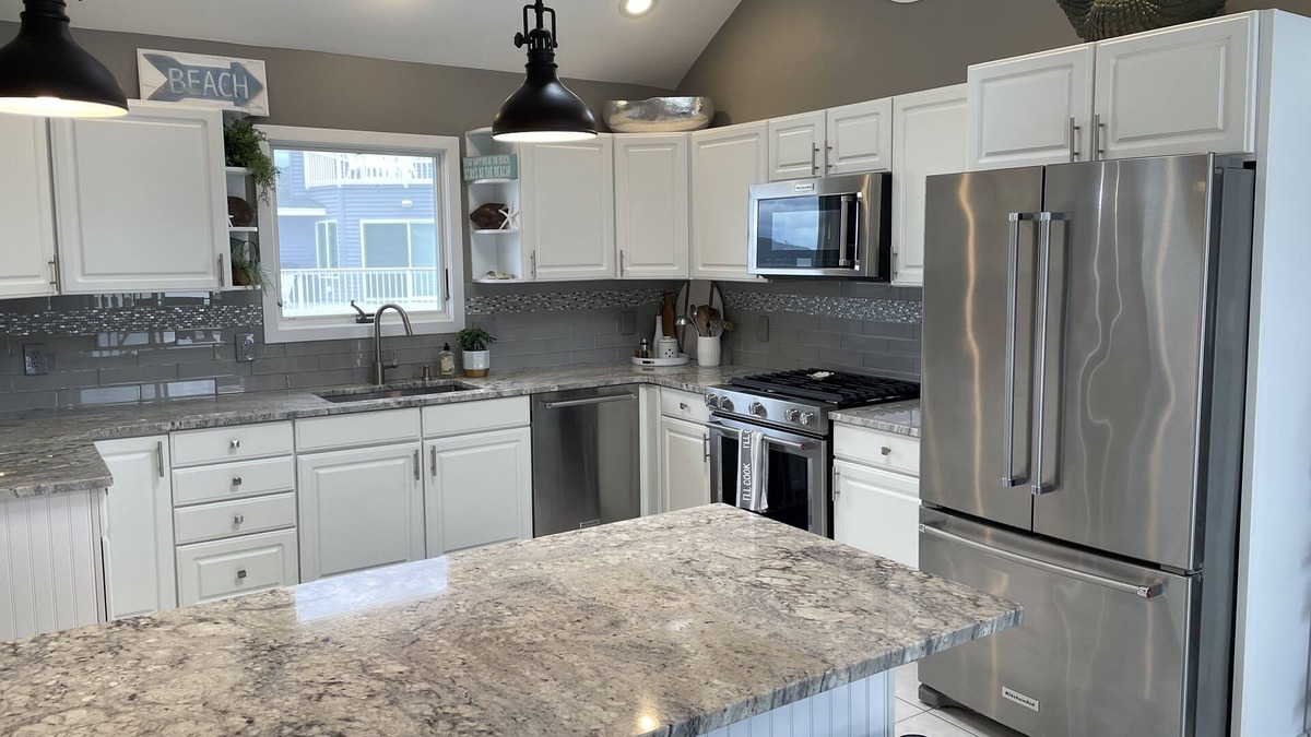 North Beach House | 'Best of Both Worlds' Bayview, Steps to Beach