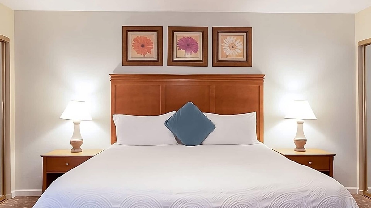 San Diego Country Estates Hotel | Best Place to Unwind! Free Parking, Full Kitchen!