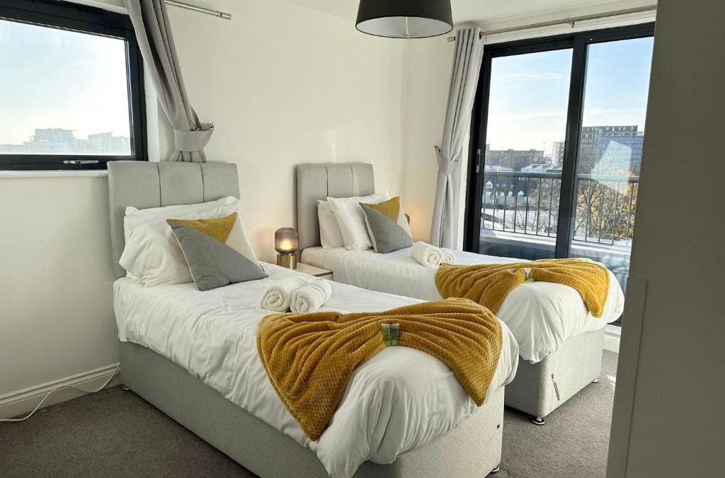 Southampton City Centre Apartment | BEST PRICE! - HUGE 3 Bed 2 Bath City Centre Newly Refurbished Apartment, Up to 7 guests - FREE SECURE PARKING - SMART TV - SINGLES OR KING SIZE BEDS