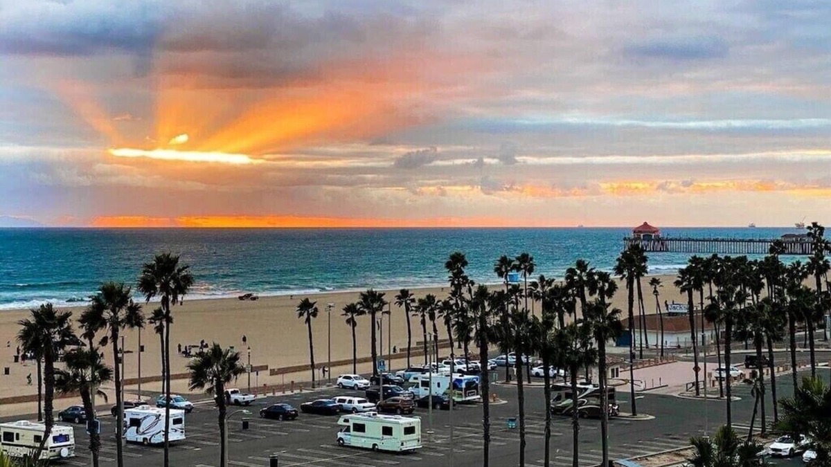 Huntington Beach Apartment | Best reviews! 30day+ ok. Steps to the beach! A/C, kid/pet friendly w/parking.