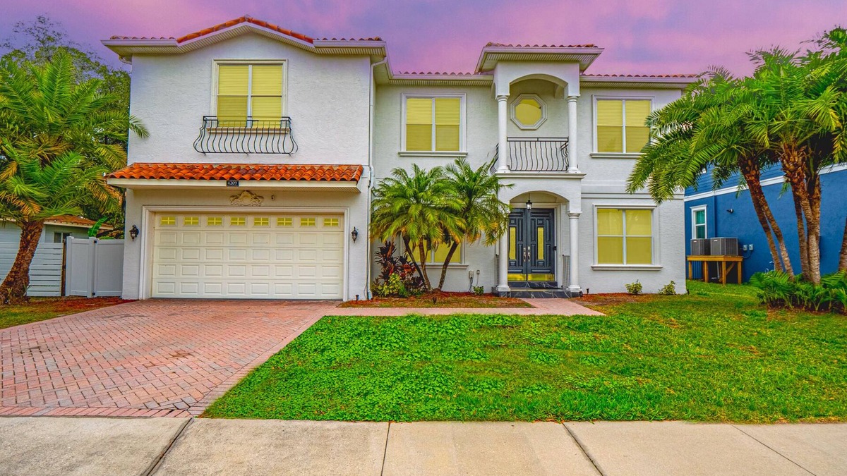 Virginia Park House | ⭐️BEST⭐️ SOUTH TAMPA MANSION- REMODELED- MOVIE THEATER- 🔥POOL-HOTTUB HUGE 5000 sqf