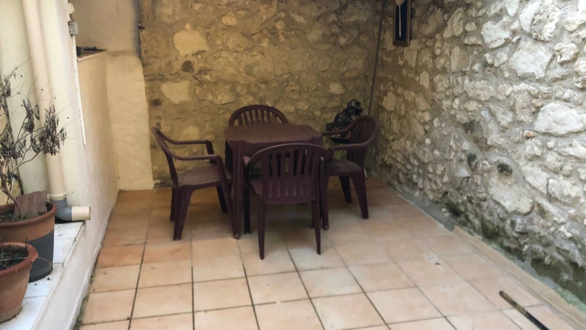 Coursan Apartment | Best-value accommodation with terrace