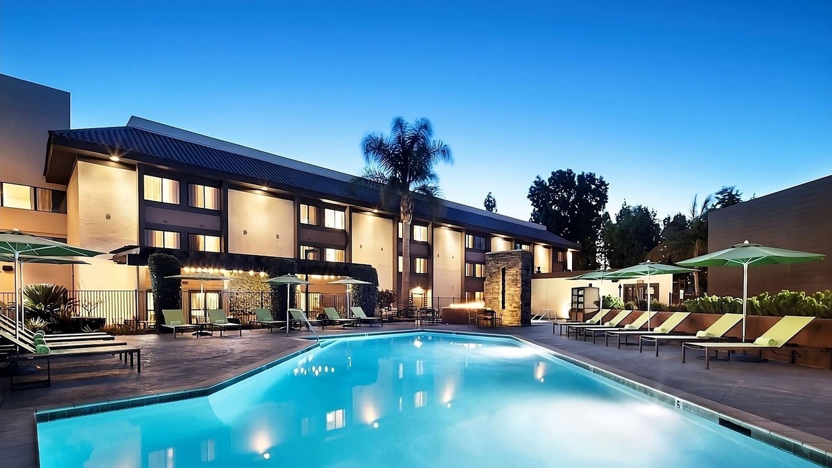 Milpitas Hotel | Best Value, Quality Stay! with Outdoor Pool, Close to Pinewood Park!