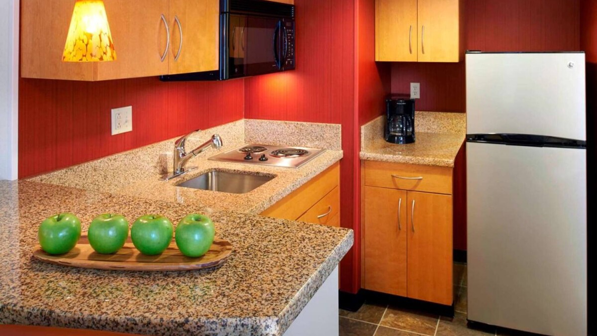 Warren Hotel | Best Value, Quality Stay! Short Drive to Red Oaks Waterpark, w/Free Breakfast!