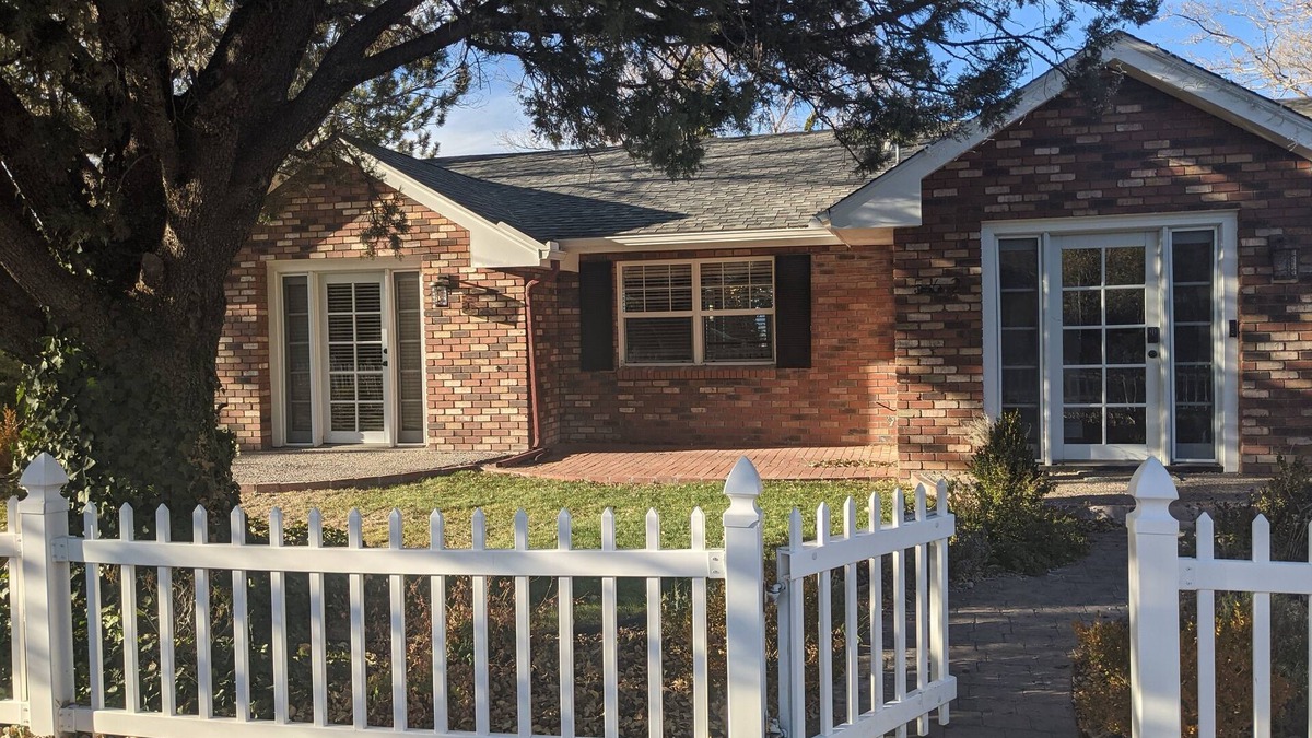 Prescott House | Best View in Prescott, 5 min to DT, Hot Tub, King sized bed!
