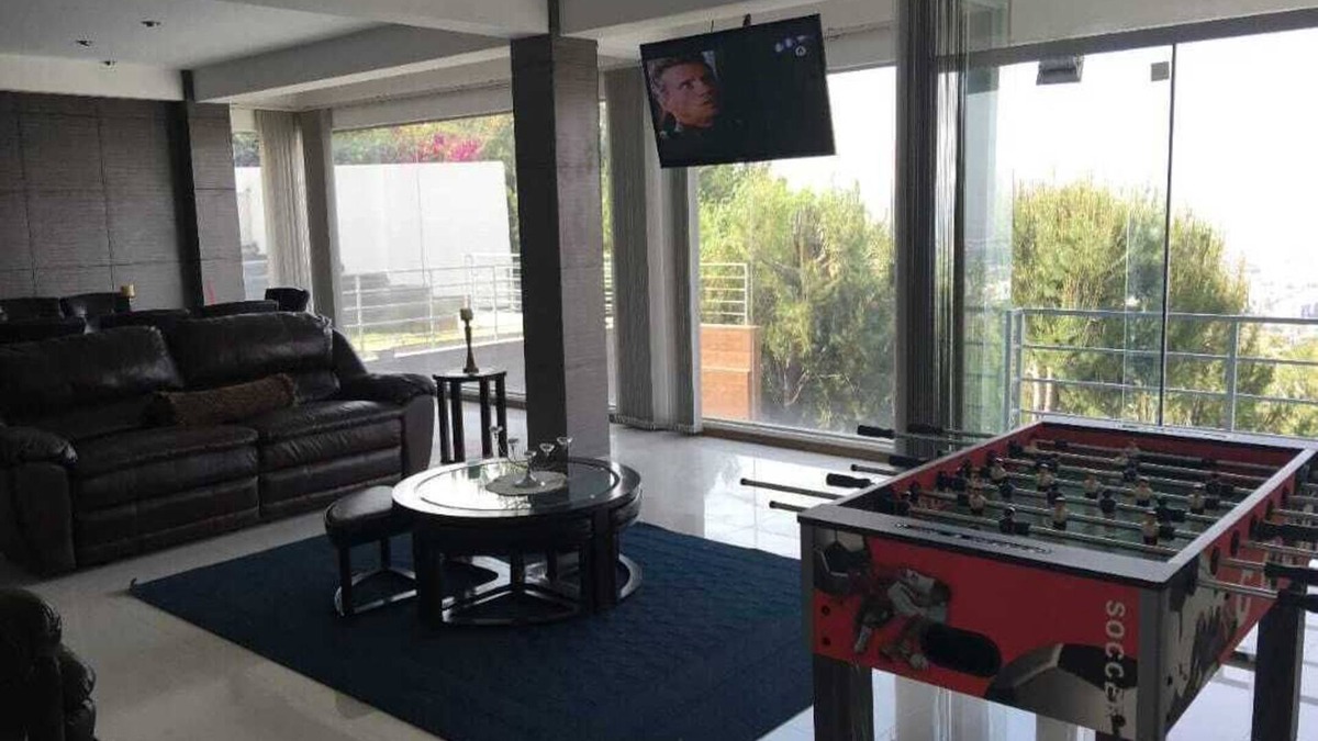 Cochabamba Apartment | Best View in the City. Lovely 2-bedroom apartment with WiFi in Cochabamba