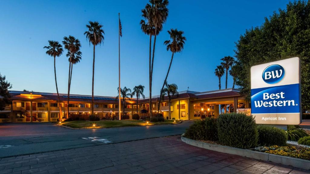 Wood Ranch Hotel | Best Western Apricot Inn