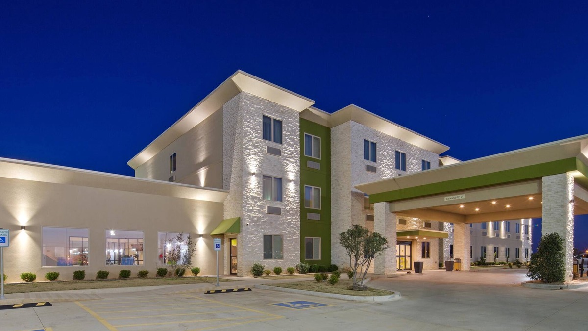 Lindsay Hotel | Best Western Lindsay Inn & Suites