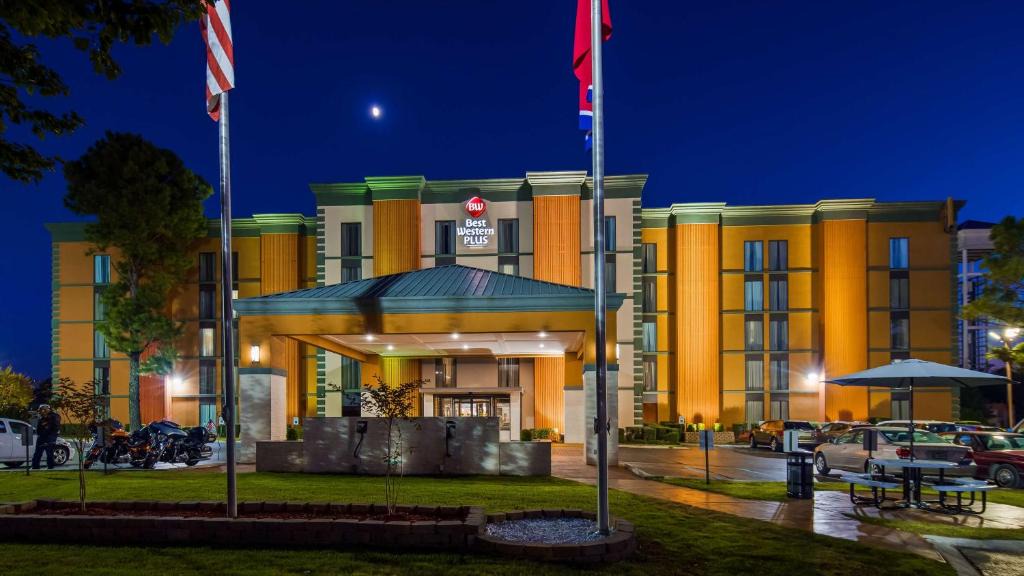 Ellendale Hotel | Best Western Plus Galleria Inn & Suites