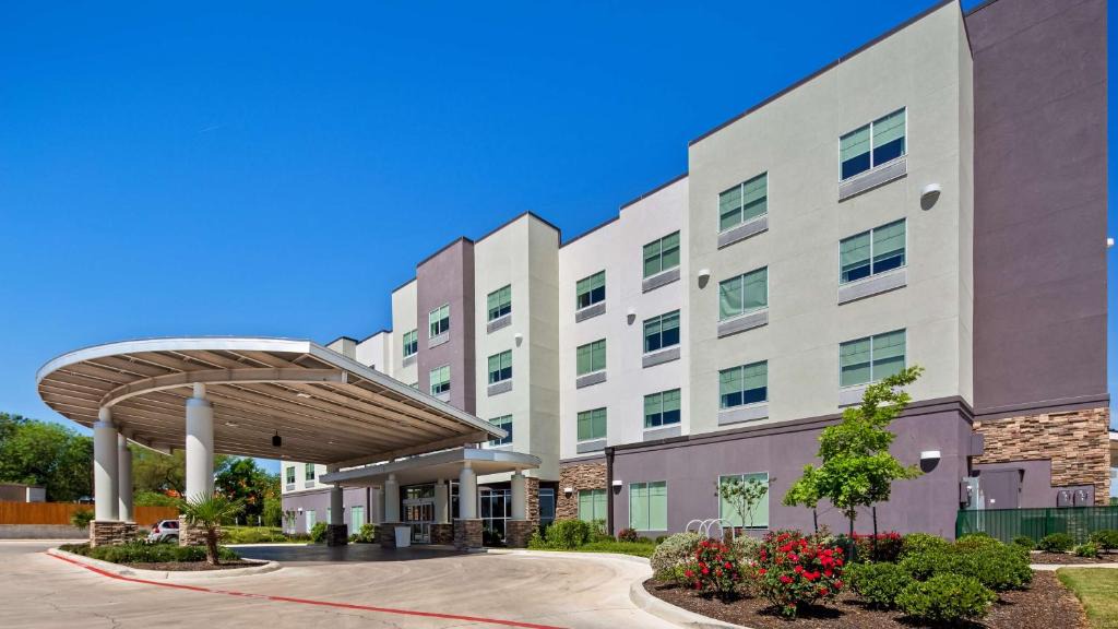 Pecan Valley Hotel | Best Western Plus Roland Inn & Suites