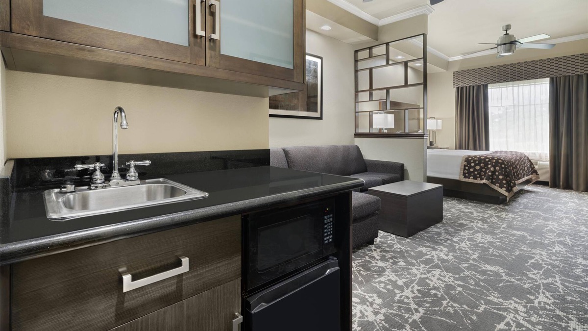 Denton Hotel | Best Western Premier Crown Chase Inn & Suites