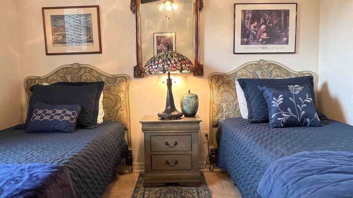 Tyler Apartment | BestStays@Sapphire- a Duplex Near Hospitals large groups ok.TVs in all roomsnn