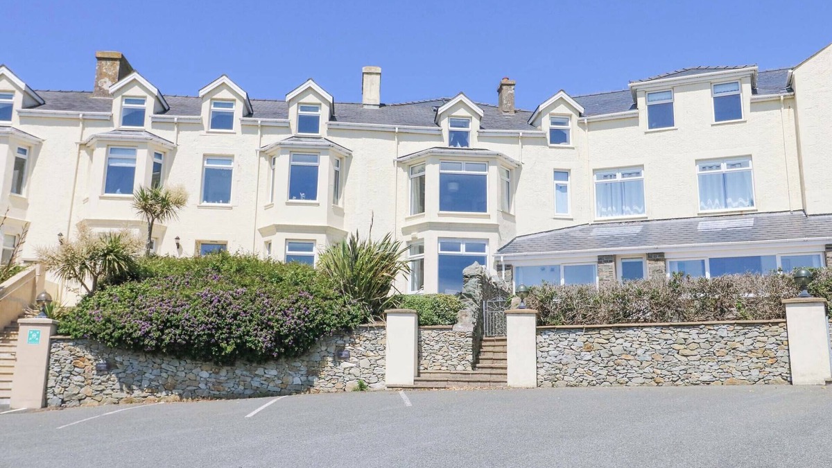 Holyhead Cottage | BETHAN APARTMENT, pet friendly, with pool in Trearddur Bay