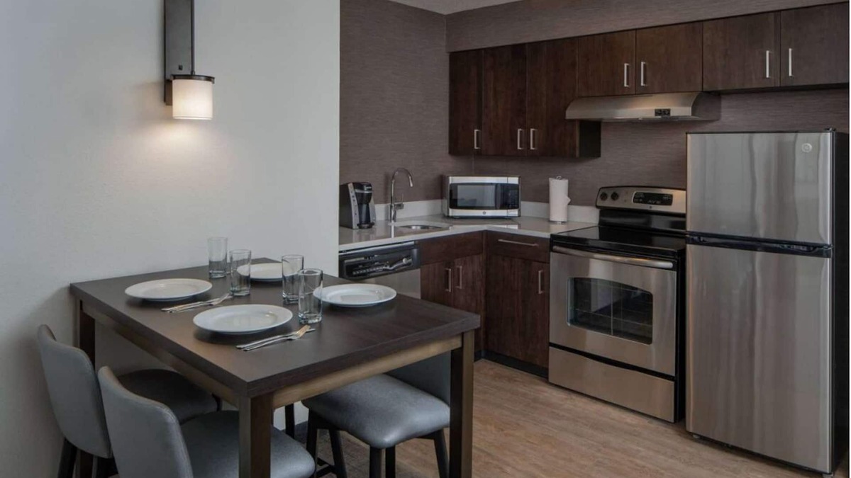 Fairfax Hotel | Better Choice for your Vacation! 3 Modern Units, Close to Stringfellow Park