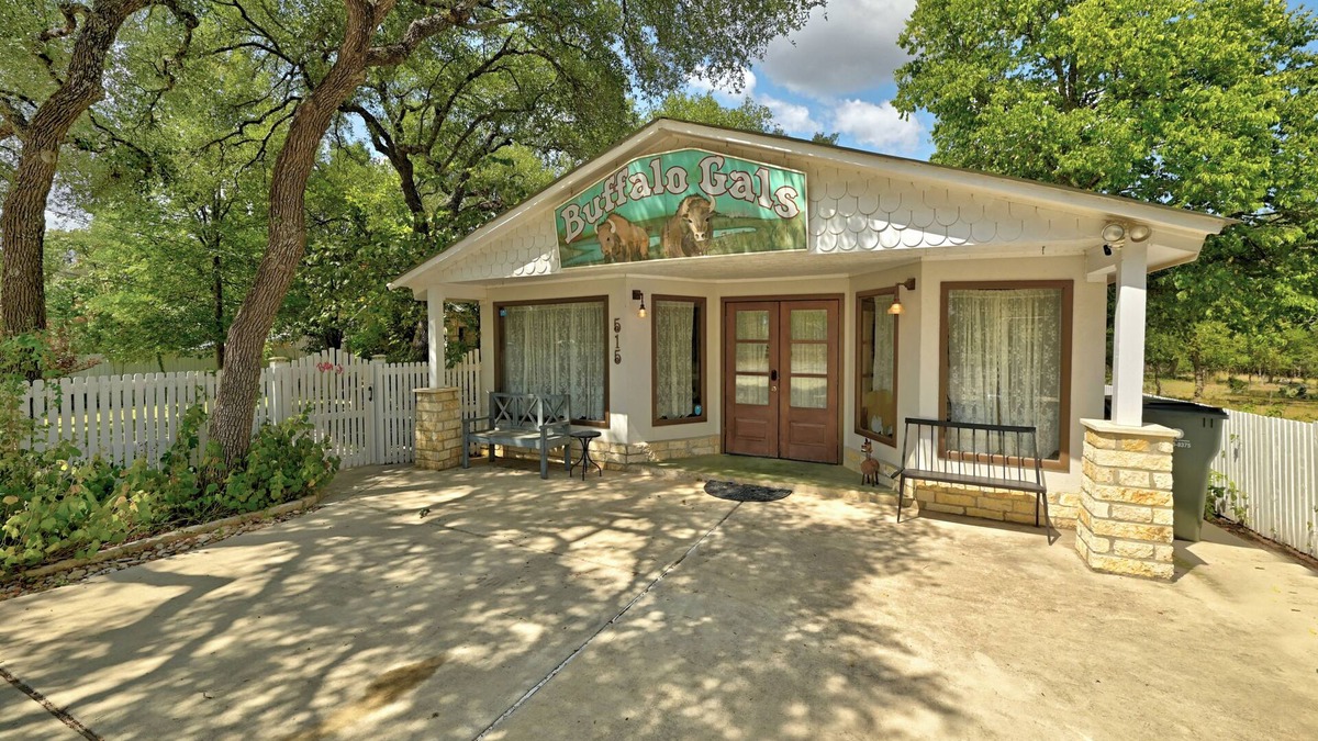 Dripping Springs House | Betty Jo & Buffalo Gals-Historic Downtown/Outdoor Oasis & Hot Tub