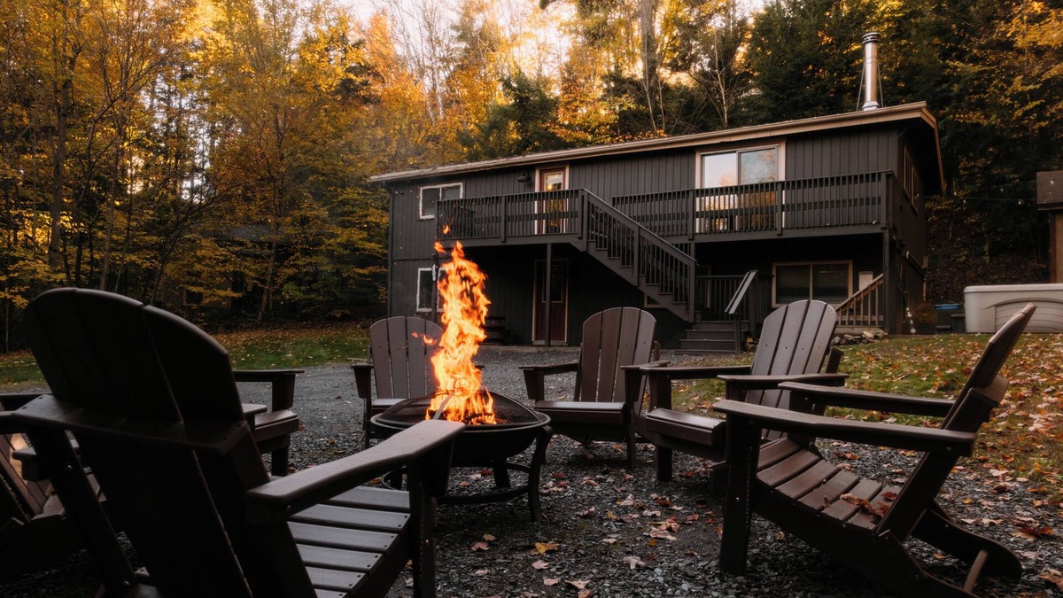 Warren House | Between the Pines-Hot Tub Bliss🎿Game Room, Firepit & Pet Friendly!