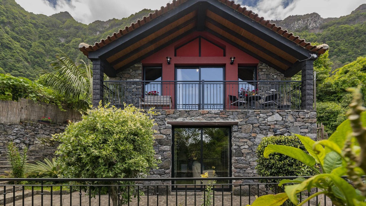 Arco de Sao Jorge Cottage | Between the sea and the mountains, in Santana - World Biosphere Reserve.